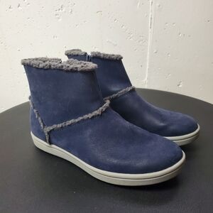 Cloudsteppers By Clarks Blue SuedeLike Faux Fur Ankle Boots Gray Trim Size 8.5
